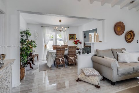 House in Miami Beach, Florida 2 bedrooms, 144.46 sq.m. № 2154461 - photo 2
