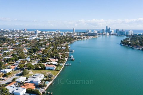 House in Miami Beach, Florida 2 bedrooms, 144.46 sq.m. № 2154461 - photo 16