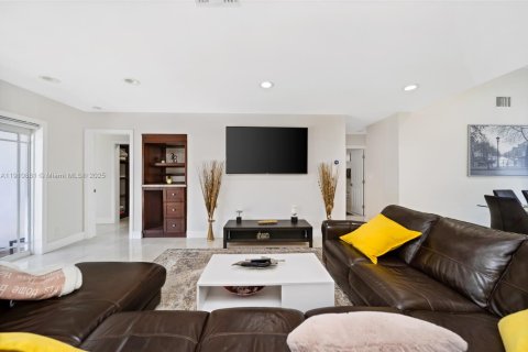 House in Pompano Beach, Florida 4 bedrooms, 197.14 sq.m. № 1966031 - photo 4