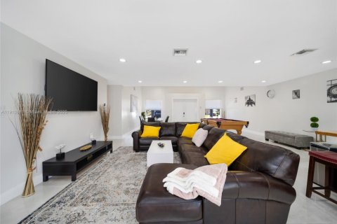 House in Pompano Beach, Florida 4 bedrooms, 197.14 sq.m. № 1966031 - photo 3