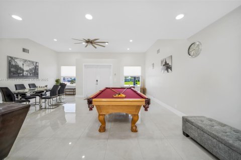 House in Pompano Beach, Florida 4 bedrooms, 197.14 sq.m. № 1966031 - photo 8