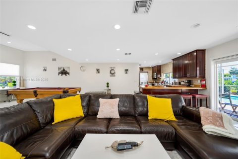 House in Pompano Beach, Florida 4 bedrooms, 197.14 sq.m. № 1966031 - photo 13