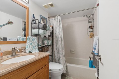 Condo in Saint Petersburg, Florida, 2 bedrooms  № 2222829 - photo 14
