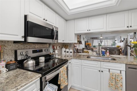 Condo in Saint Petersburg, Florida, 2 bedrooms  № 2222829 - photo 9