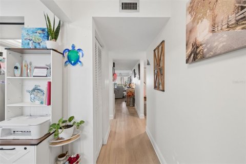 Condo in Saint Petersburg, Florida, 2 bedrooms  № 2222829 - photo 16