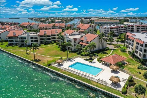 Condo in Saint Petersburg, Florida, 2 bedrooms  № 2222829 - photo 18