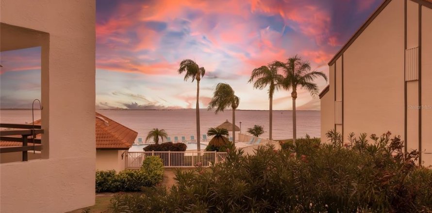 Condo in Saint Petersburg, Florida, 2 bedrooms  № 2222829