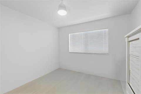 Condo in Saint Petersburg, Florida, 2 bedrooms  № 2222829 - photo 13