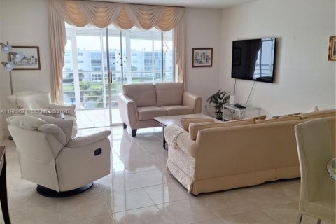 Купить кондоминиум в Дания-Бич, Флорида 2 спальни, 106.28м2, № 2051920 - фото 3