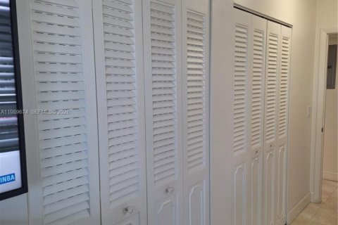 Купить кондоминиум в Дания-Бич, Флорида 2 спальни, 106.28м2, № 2051920 - фото 10