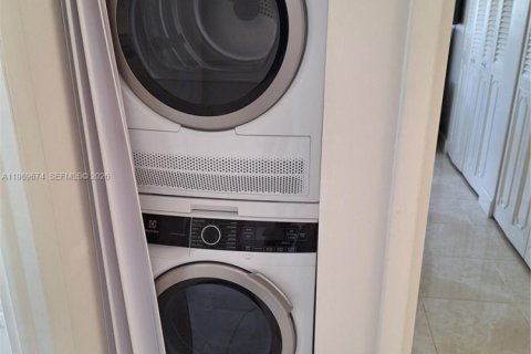 Купить кондоминиум в Дания-Бич, Флорида 2 спальни, 106.28м2, № 2051920 - фото 13