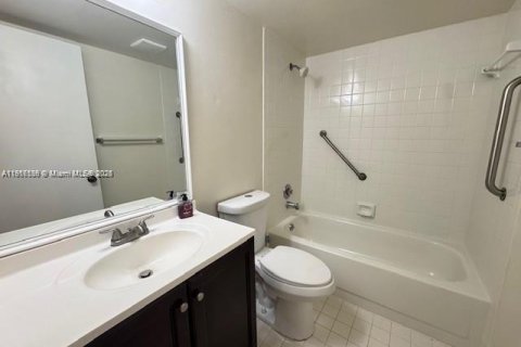 Condominio en alquiler en Pembroke Pines, Florida, 1 dormitorio, 63.64 m2 № 1972205 - foto 9