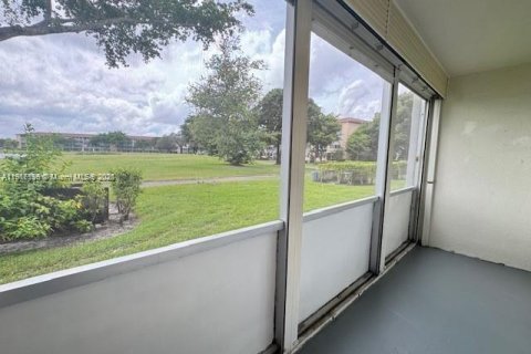 Condominio en alquiler en Pembroke Pines, Florida, 1 dormitorio, 63.64 m2 № 1972205 - foto 12