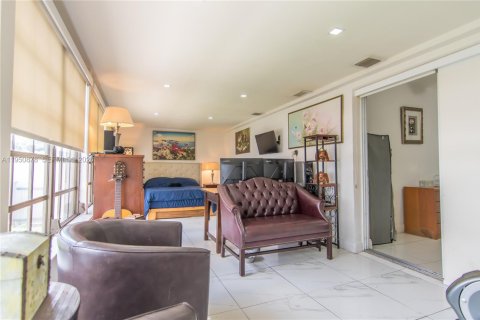 Casa en venta en Hialeah, Florida, 4 dormitorios, 146.04 m2 № 2007055 - foto 8