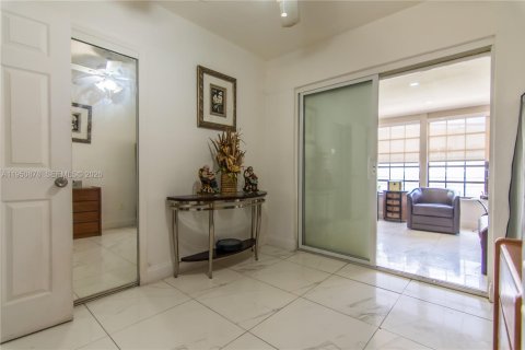 Casa en venta en Hialeah, Florida, 4 dormitorios, 146.04 m2 № 2007055 - foto 5