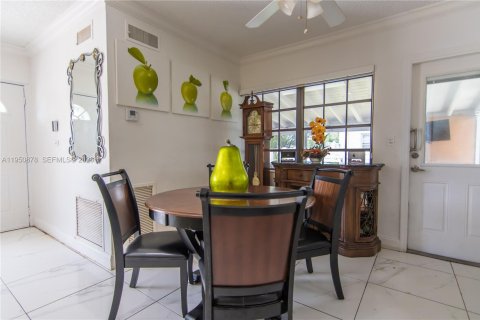 Casa en venta en Hialeah, Florida, 4 dormitorios, 146.04 m2 № 2007055 - foto 12