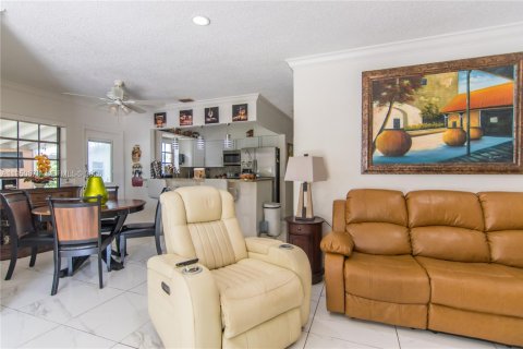 Casa en venta en Hialeah, Florida, 4 dormitorios, 146.04 m2 № 2007055 - foto 10
