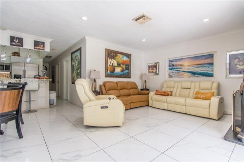 Casa en venta en Hialeah, Florida, 4 dormitorios, 146.04 m2 № 2007055 - foto 9