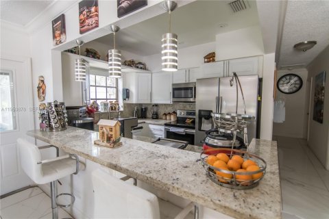 Casa en venta en Hialeah, Florida, 4 dormitorios, 146.04 m2 № 2007055 - foto 11