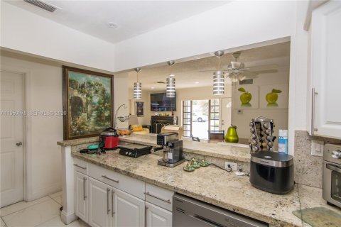 Casa en venta en Hialeah, Florida, 4 dormitorios, 146.04 m2 № 2007055 - foto 16