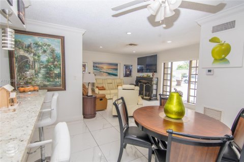 Casa en venta en Hialeah, Florida, 4 dormitorios, 146.04 m2 № 2007055 - foto 13