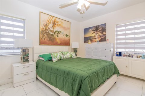 Casa en venta en Hialeah, Florida, 4 dormitorios, 146.04 m2 № 2007055 - foto 19