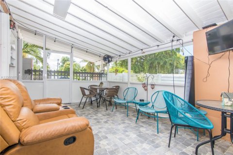 Casa en venta en Hialeah, Florida, 4 dormitorios, 146.04 m2 № 2007055 - foto 28