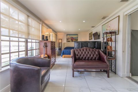 Casa en venta en Hialeah, Florida, 4 dormitorios, 146.04 m2 № 2007055 - foto 6
