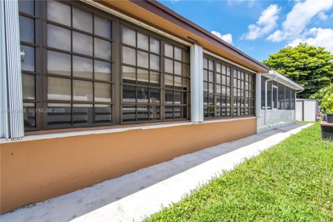Casa en venta en Hialeah, Florida, 4 dormitorios, 146.04 m2 № 2007055 - foto 30