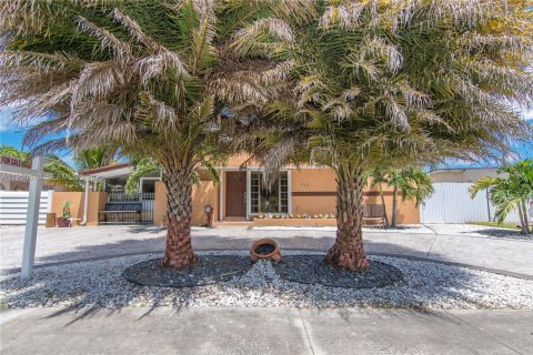 Casa en venta en Hialeah, Florida, 4 dormitorios, 146.04 m2 № 2007055 - foto 4