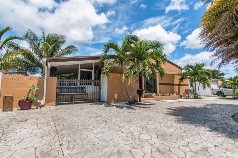 Casa en venta en Hialeah, Florida, 4 dormitorios, 146.04 m2 № 2007055 - foto 2