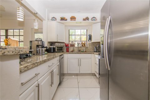 Casa en venta en Hialeah, Florida, 4 dormitorios, 146.04 m2 № 2007055 - foto 15