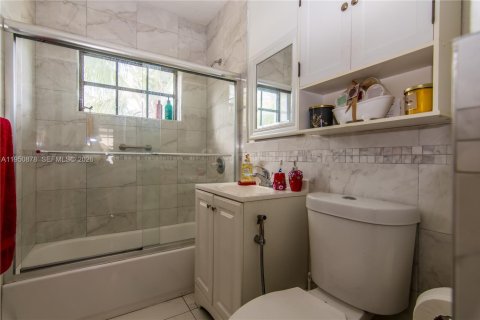 Casa en venta en Hialeah, Florida, 4 dormitorios, 146.04 m2 № 2007055 - foto 17