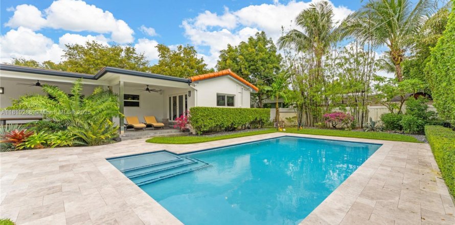 House in Miami, Florida 4 bedrooms, 269.79 sq.m. № 1753119