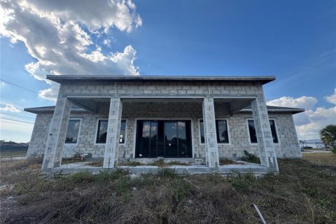 House in Port Charlotte, Florida 4 bedrooms, 200.02 sq.m. № 2108979