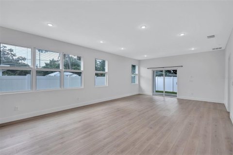 Villa ou maison à vendre à Saint Petersburg, Floride: 4 chambres, 190.91 m2 № 1907497 - photo 8