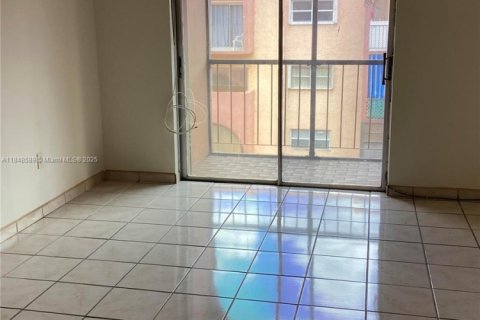 Condo in Hialeah, Florida, 1 bedroom  № 1936688 - photo 8