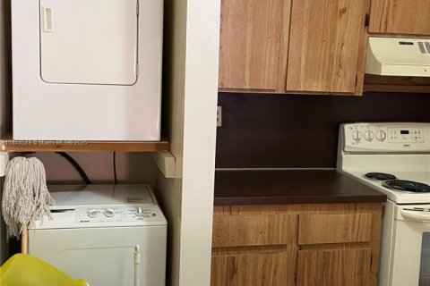 Condo in Hialeah, Florida, 1 bedroom  № 1936688 - photo 3