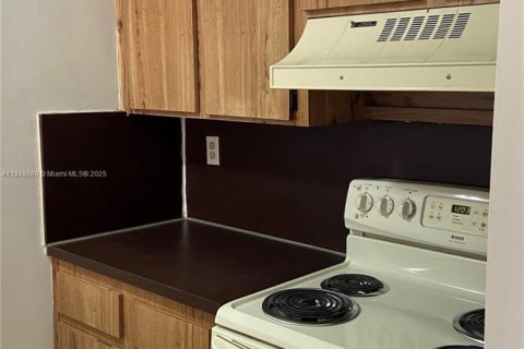Condo in Hialeah, Florida, 1 bedroom  № 1936688 - photo 1