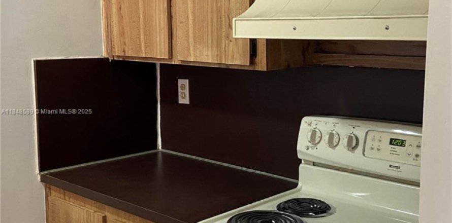 Condo in Hialeah, Florida, 1 bedroom  № 1936688