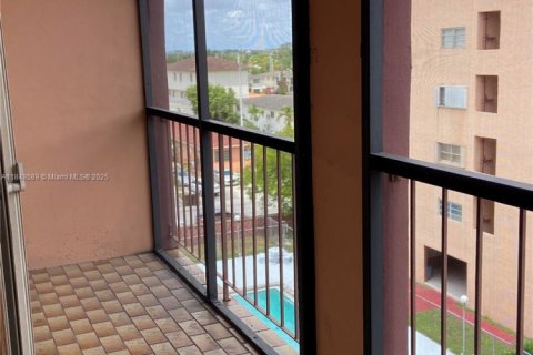 Condo in Hialeah, Florida, 1 bedroom  № 1936688 - photo 10