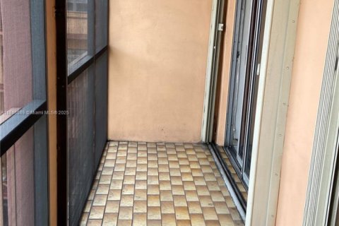 Condo in Hialeah, Florida, 1 bedroom  № 1936688 - photo 11
