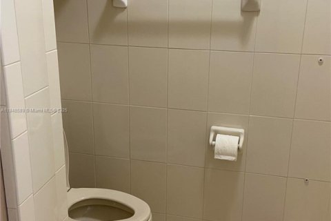 Condo in Hialeah, Florida, 1 bedroom  № 1936688 - photo 7