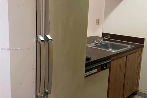 Condo in Hialeah, Florida, 1 bedroom  № 1936688 - photo 2