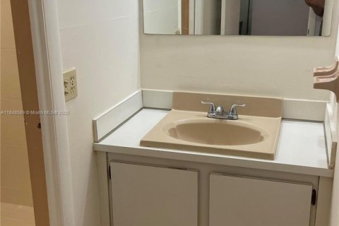 Condo in Hialeah, Florida, 1 bedroom  № 1936688 - photo 6