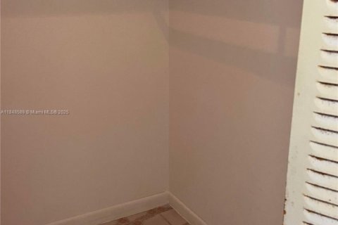 Condo in Hialeah, Florida, 1 bedroom  № 1936688 - photo 9