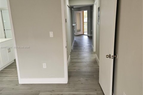 Condo in Oakland Park, Florida, 2 bedrooms  № 2040813 - photo 18