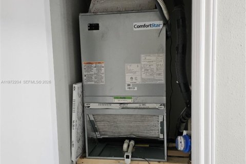 Condo in Oakland Park, Florida, 2 bedrooms  № 2040813 - photo 24