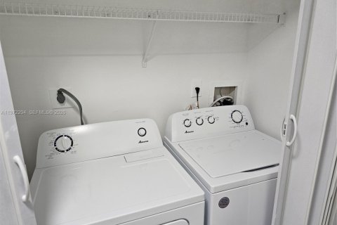 Condo in Oakland Park, Florida, 2 bedrooms  № 2040813 - photo 23