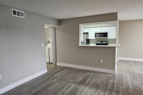 Condo in Oakland Park, Florida, 2 bedrooms  № 2040813 - photo 7